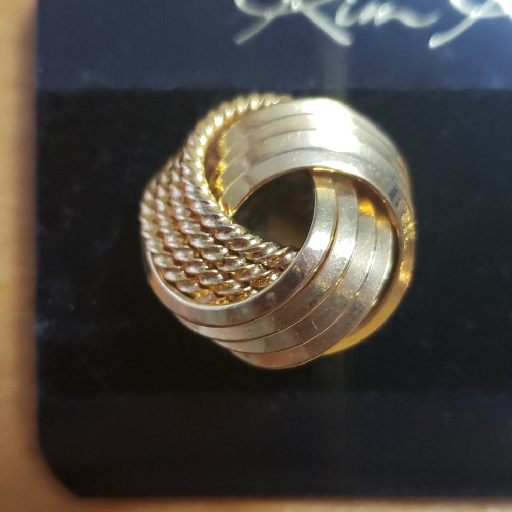 Vintage Clip on Earrings - Picture 3 of 4